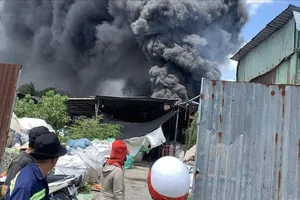 Cháy bãi ve chai, phế liệu ở xã Bà Điểm