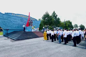 Dâng hương tưởng nhớ anh hùng, liệt sĩ làm nhiệm vụ trên Đoàn tàu không số