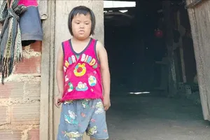 Trao tiền hỗ trợ cháu bé bị câm, bệnh tim