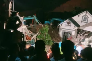 Ảnh minh họa: https://www.vietnamplus.vn/lao-cai-sat-lo-dat-luc-nua-dem-khien-2-nguoi-thiet-mang-3-nguoi-bi-thuong-post1049479.vnp