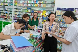 Đoàn kiểm tra một cơ sở kinh doanh dược trên đường Trương Công Định, phường Tam Thắng, TPHCM