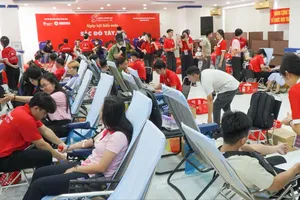 Rất nhiều người đến hiến máu tình nguyện tại ngày hội "Sắc đỏ Tây Đô"