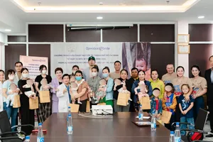 Các em nhỏ tham gia chương trình chụp hình cùng các bác sĩ, tình nguyện viên