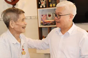 Trưởng Đoàn ĐBQH TPHCM thăm hỏi cựu tù chính trị, thương binh tại đặc khu Côn Đảo