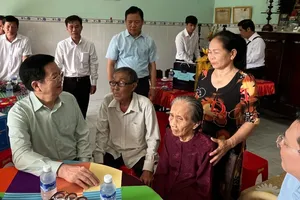 Phó Thủ tướng Mai Văn Chính thăm, tặng quà gia đình chính sách tại Tây Ninh