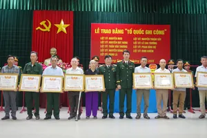 Trao Bằng Tổ quốc ghi công cho 9 liệt sĩ ở Quảng Trị 