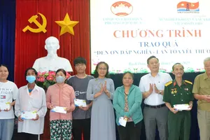 Tặng quà tri ân thương binh, người có công