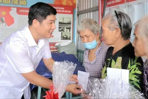Trao quà tặng các gia đình chính sách tại xã Củ Chi