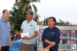 Bí thư Tỉnh ủy Cà Mau thăm, động viên gia đình bị thiệt hại do lốc xoáy