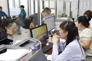 Công chức Trung tâm Phục vụ hành chính công xã Bà Điểm, TPHCM hướng dẫn người dân giải quyết hồ sơ thủ tục hành chính