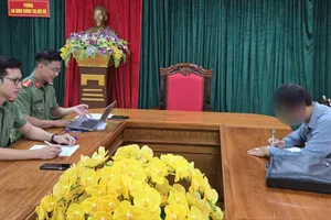 Cơ quan chức năng làm việc với ông Đ.T.P., người đại diện theo pháp luật của Công ty TNHH tổ chức sự kiện A.P.Đ. Ảnh: CÔNG AN HÀ TĨNH