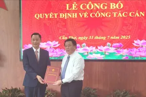 GS-TS Nguyễn Xuân Thắng, Giám đốc Học viện Chính trị quốc gia Hồ Chí Minh, trao quyết định điều động và bổ nhiệm PGS-TS Ngô Tuấn Nghĩa