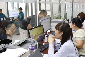 Công chức Trung tâm Phục vụ hành chính công xã Bà Điểm, TPHCM hướng dẫn người dân giải quyết hồ sơ thủ tục hành chính