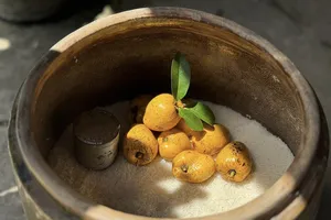 Còn trong khạp gạo…