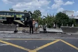 Xe máy va chạm với xe khách, 2 người tử vong tại chỗ