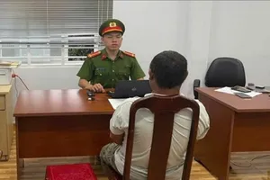 Con rể vi phạm luật giao thông, cha vợ vác dao dọa chém lực lượng công an