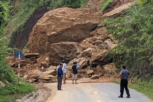 Cả tảng đá lớn đổ ập xuống Quốc lộ 279D ở Sơn La