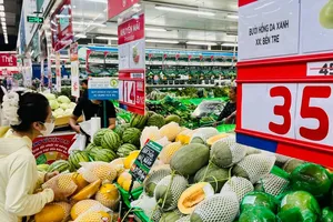 Người tiêu dùng chọn mua trái cây tại siêu thị MM Mega Market Hiệp Phú ngày 6-8