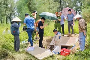 Lực lượng chức năng phát hiện đường ống xả thải của Công ty CP Thủy sản T.T. và HTX T.M.T. Ảnh: CA HÀ TĨNH