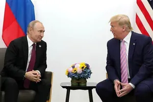 Tổng thống Mỹ Donald Trump (phải) trong cuộc gặp Tổng thống Nga Vladimir Putin bên lề Hội nghị thượng đỉnh Nhóm các nền kinh tế phát triển và mới nổi hàng đầu thế giới (G20) tại Osaka, Nhật Bản năm 2019. Ảnh: KYODO