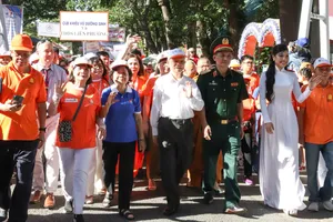 Hơn 5.000 người tham gia đi bộ chung tay xoa dịu nỗi đau da cam