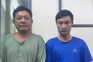 Khởi tố 2 người cầm gậy sắt đánh nhau giữa đường tại TPHCM