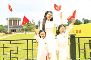 Chị Thúy Linh (quận Hoàn Kiếm, Hà Nội) cùng hai con gái chụp bộ ảnh lưu niệm tại Quảng trường Ba Đình từ 6 giờ sáng 11-8