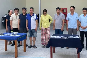 Các đối tượng bị cơ quan điều tra bắt quả tang. Ảnh: CACC