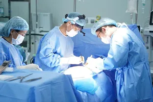 Cắt bỏ khối u khổng lồ “ôm trọn” khí quản, giải phóng đường thở cho cụ ông 75 tuổi