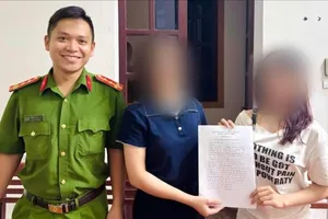 Chị L.T.H.T., chuyển trả lại số tiền cho chị Đ.T.H.V., trước sự chứng kiến của cơ quan chức năng. Ảnh: Công an Hà Tĩnh 