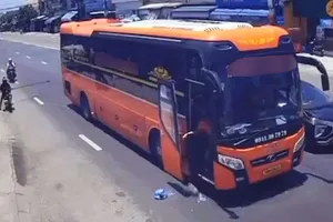 Xả rác xuống đường, tài xế xe khách bị phạt 12,5 triệu đồng