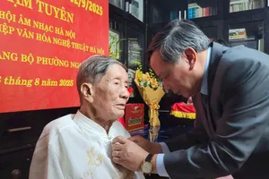 Trao Huy hiệu 75 năm tuổi Đảng tặng nhạc sĩ Phạm Tuyên
