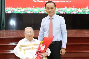 40 đảng viên phường Phú Nhuận nhận Huy hiệu Đảng