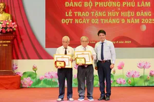 40 đảng viên phường Phú Lâm nhận Huy hiệu Đảng đợt 2-9