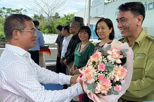 Ông Hoàng Sơn Trà, Bí thư Đảng ủy phường Sơn Trà, TP Đà Nẵng, tặng hoa cho các cơ quan chuyên môn của TP Đà Nẵng đã hỗ trợ, giúp đỡ để cuốn sách ra đời