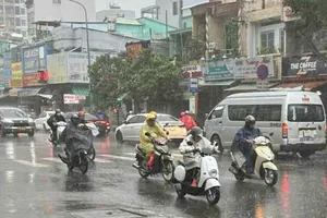 Người dân đang lưu thông trên đường ở phường Phú Thọ Hòa, TPHCM. Ảnh: TH