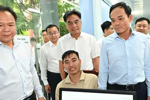 Bí thư Thành ủy TPHCM Trần Lưu Quang khảo sát Trung tâm Phục vụ hành chính công phường Bình Dương