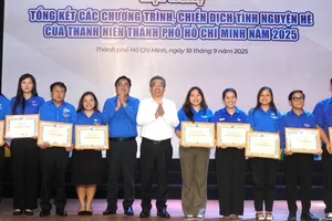 Đồng chí Nguyễn Phước Lộc, Phó Bí thư Thành ủy, Chủ tịch Ủy Ban MTTQ Việt Nam TPHCM dự và trao bằng khen cho các tập thể, cá nhân có thành tích xuất sắc trong các chương trình, chiến dịch tình nguyện hè 2025