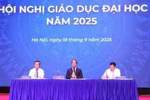 Bộ trưởng Bộ GD-ĐT Nguyễn Kim Sơn (giữa) chủ trì hội nghị