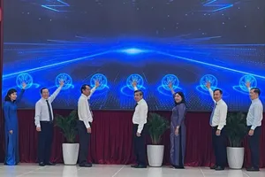 Các đại biểu bấm nút ra mắt Cổng thông tin điện tử