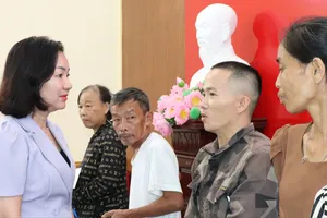 Phó Chủ tịch Thường trực Ủy ban MTTQ Việt Nam TPHCM Trương Thị Bích Hạnh tặng quà, thăm hỏi người dân tại phường Vinh Lộc