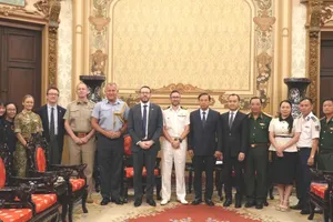 Phó Chủ tịch Thường trực UBND TPHCM tiếp Thuyền trưởng Tàu hải quân Hoàng gia Anh
