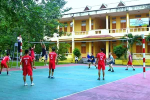 Cán bộ, chiến sĩ Lữ đoàn 125 giao lưu bóng chuyền với thủy thủ tàu HSM Richmond