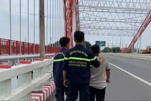 Lực lượng Cảnh sát PCCC và CNCH động viên thuyết phục nam thanh niên từ bỏ ý định nhảy cầu tự tử