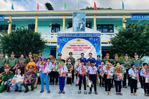 Thanh niên Công an Đà Nẵng tặng 600 suất quà Trung thu cho thiếu nhi xã biên giới