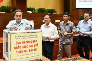 Chủ tịch Quốc hội Trần Thanh Mẫn và các đồng chí lãnh đạo Quốc hội, lãnh đạo các cơ quan của Quốc hội quyên góp, ủng hộ đồng bào khắc phục hậu quả thiên tai, bão lũ
