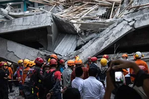 Nỗ lực tìm kiếm nạn nhân mất tích trong vụ sập trường tại Indonesia