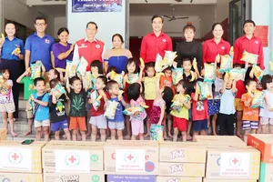 Đêm trăng đong đầy yêu thương