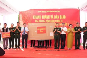 Tặng quà lễ khánh thành Nhà văn hoá cộng đồng kết hợp tránh lũ ở Huế