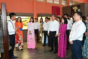 Đoàn đại biểu dự Đại hội Đảng bộ TPHCM tham quan Bảo tàng Lịch sử TPHCM